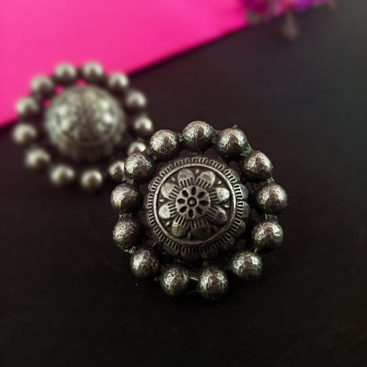 Kailaashi circular silver look studs
