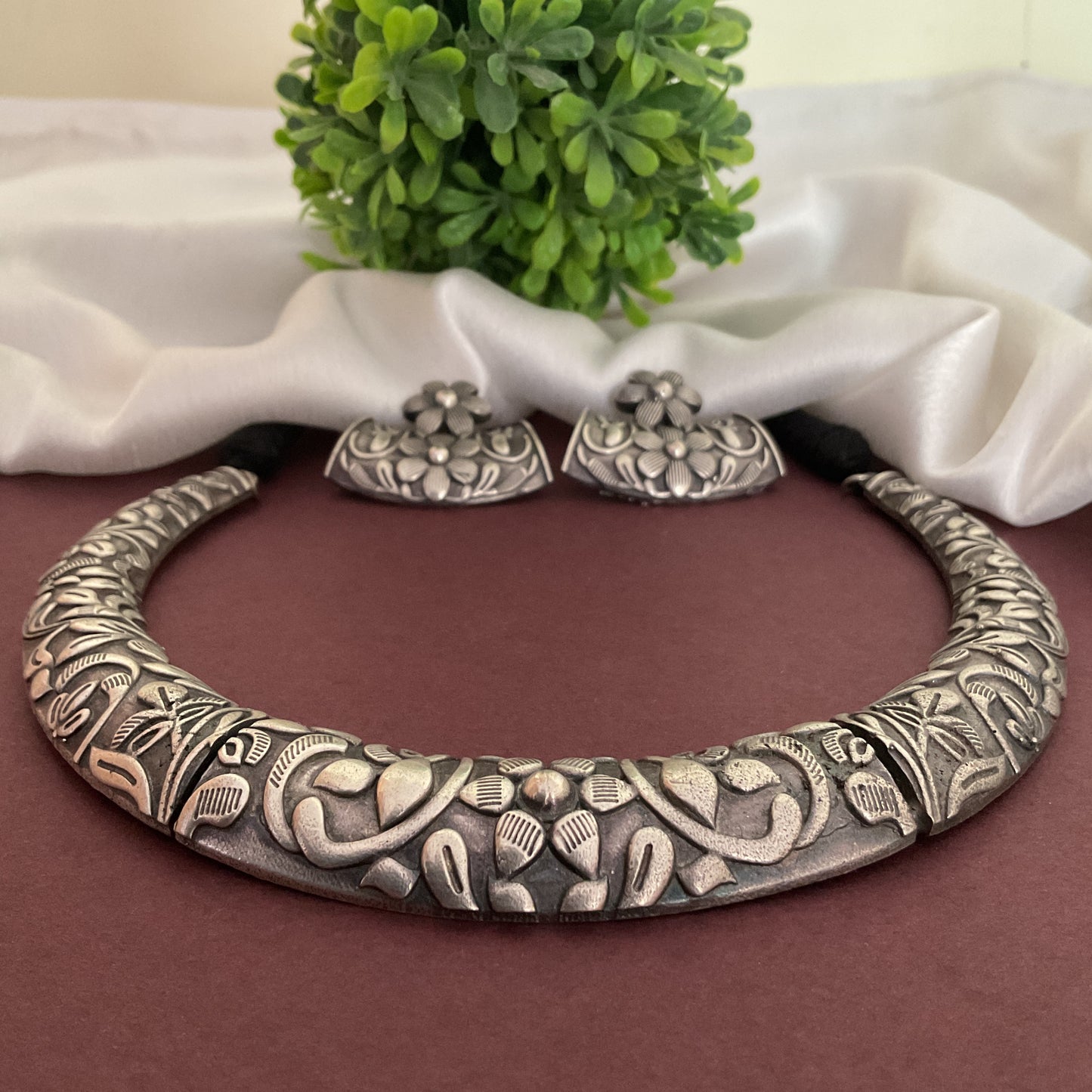 Zoraida silver plated hand carved brass neck hasuli necklace with earrings